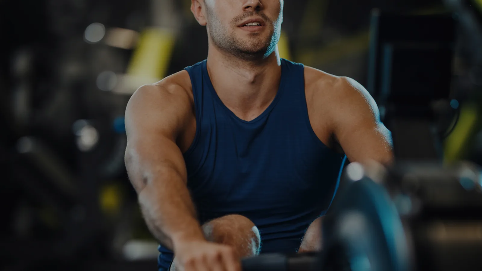 Alumno entrenando en una máquina de remo en Bodylab