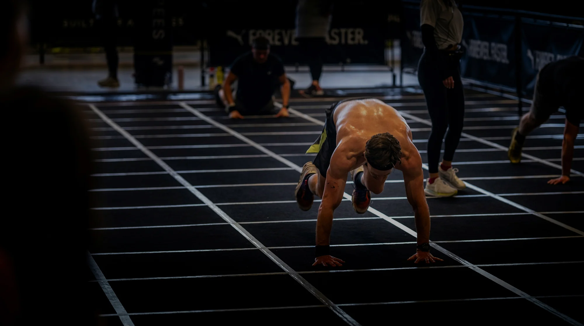Atleta realizando un ejercicio de suelo durante un entrenamiento funcional