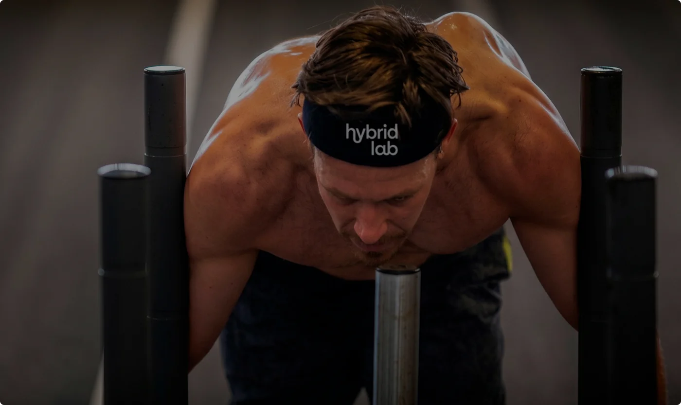 Alumno entrenando fuerza funcional en HybridLab